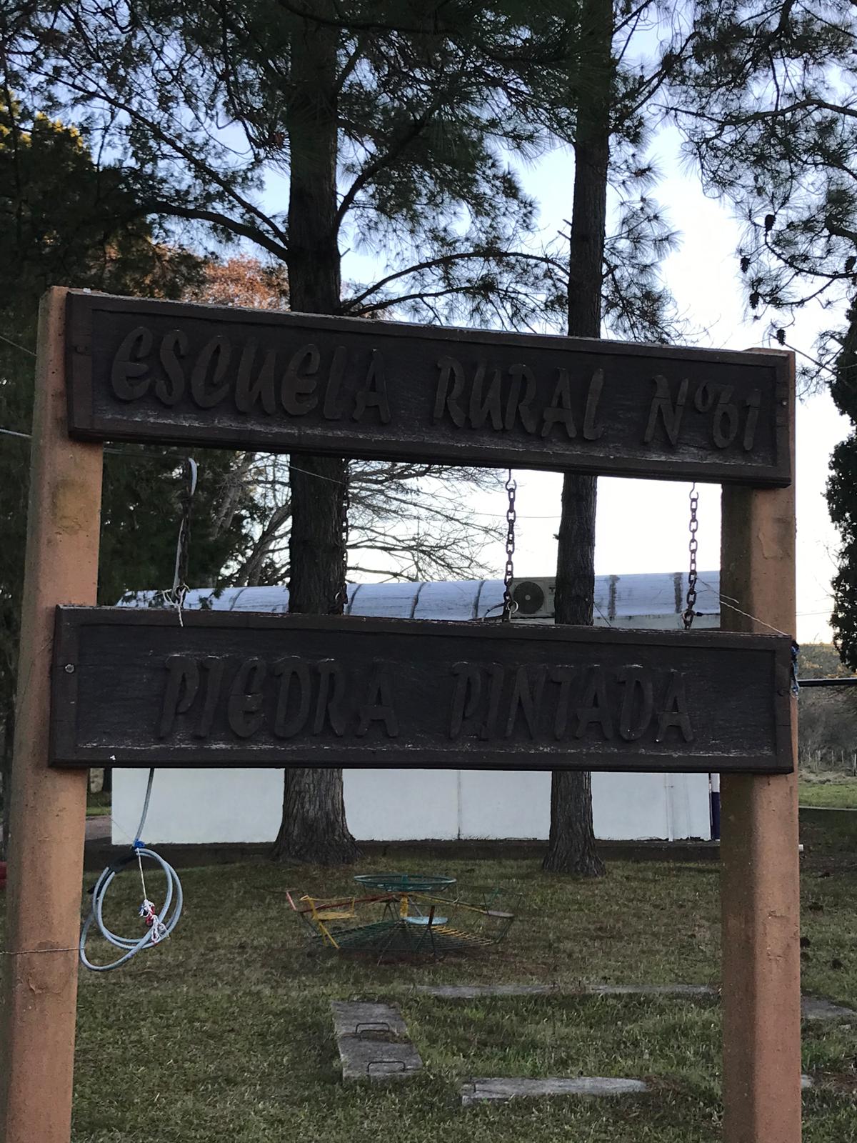 Cartel que dice Escuela Rural N.º 61 Piedra Pintada, en Artigas